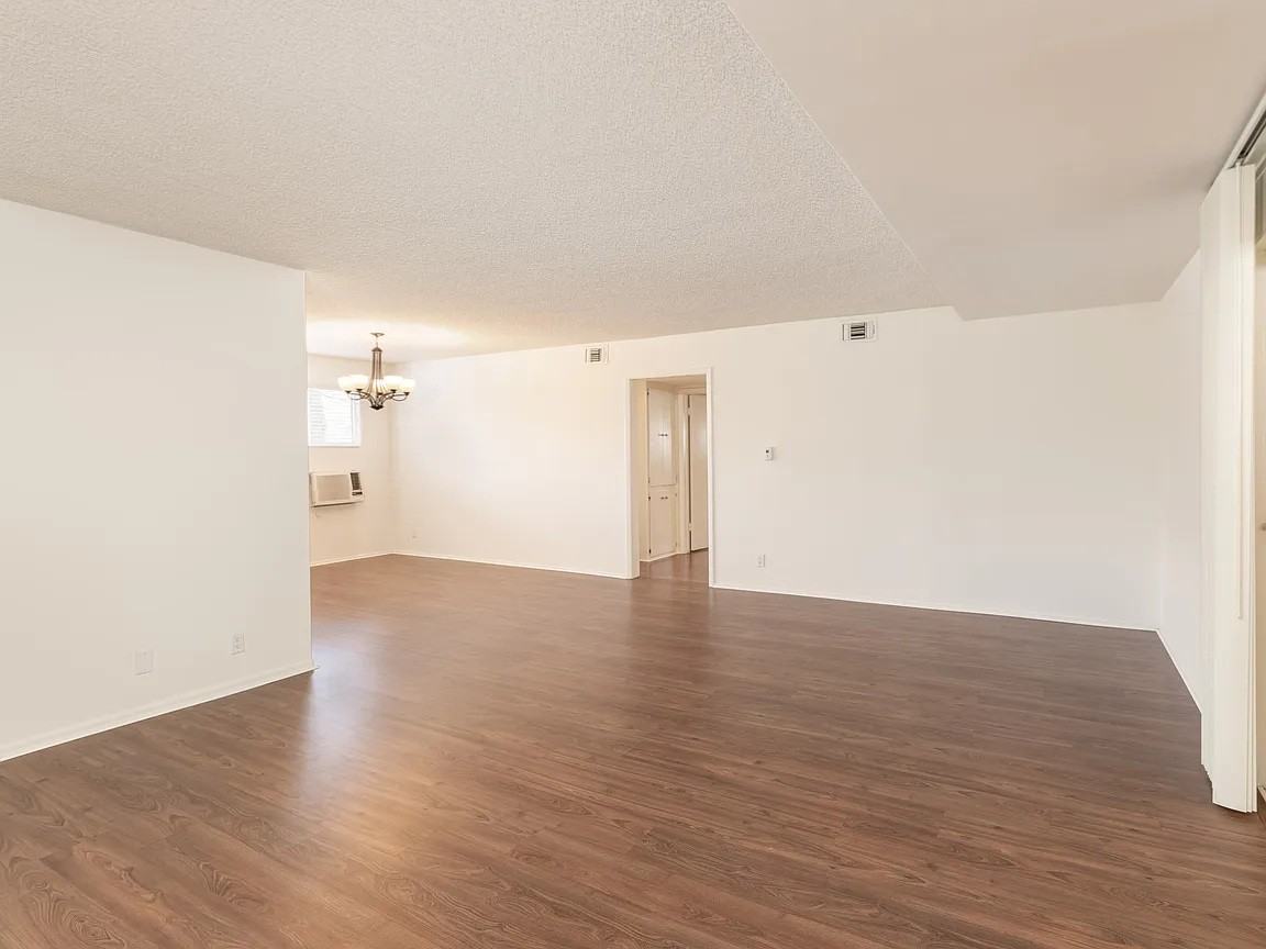 411 N Palm Dr - Photo 5 of 16
