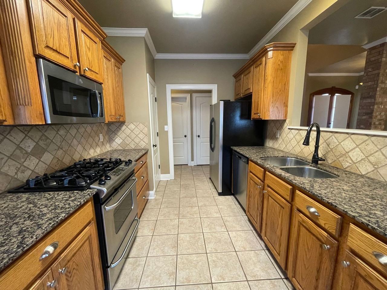 4005 Elizabeth Ln - Photo 5 of 16