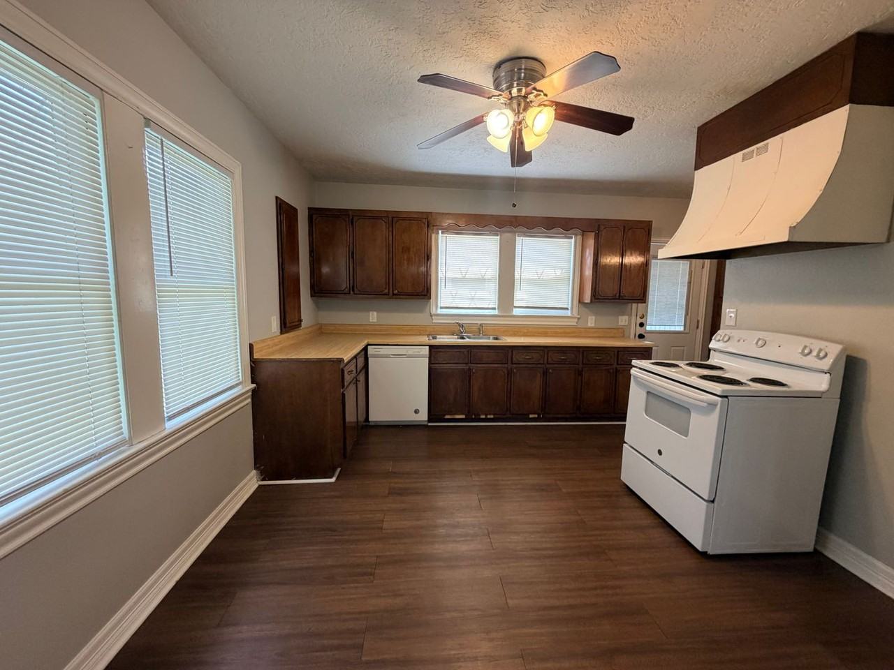 3002 N Main St - Photo 3 of 7