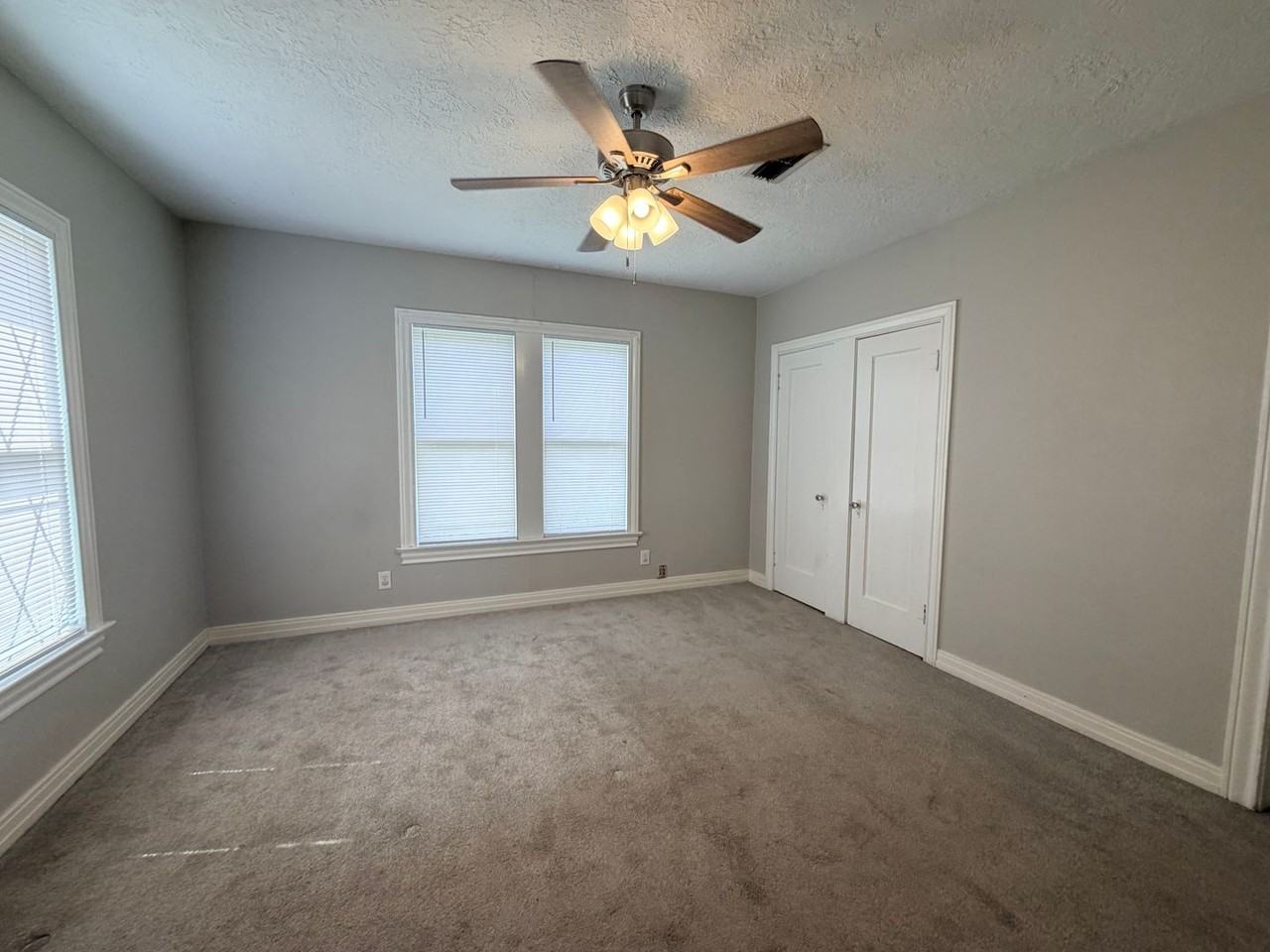 3002 N Main St - Photo 4 of 7