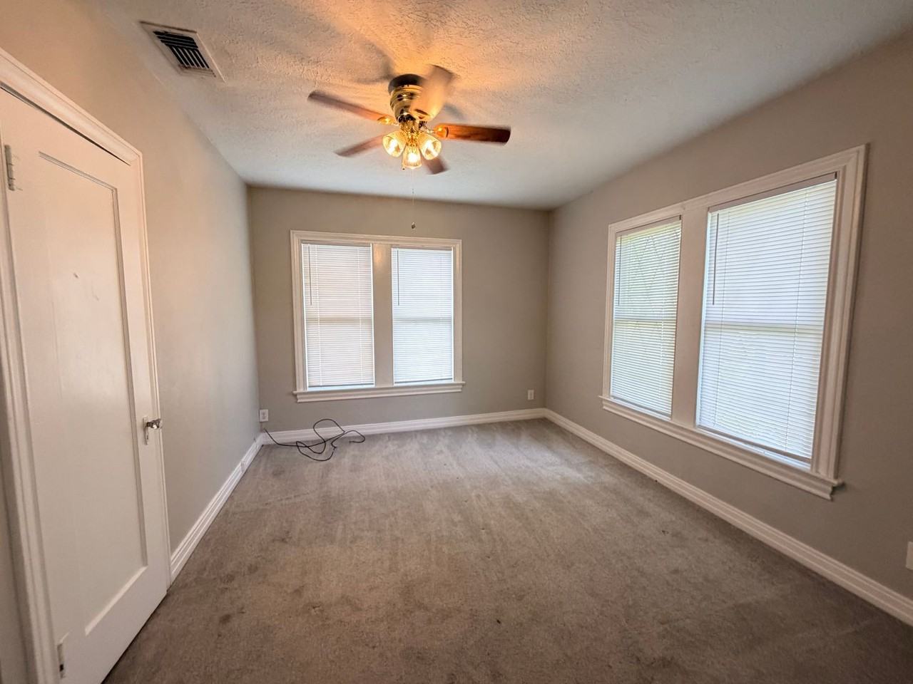 3002 N Main St - Photo 6 of 7