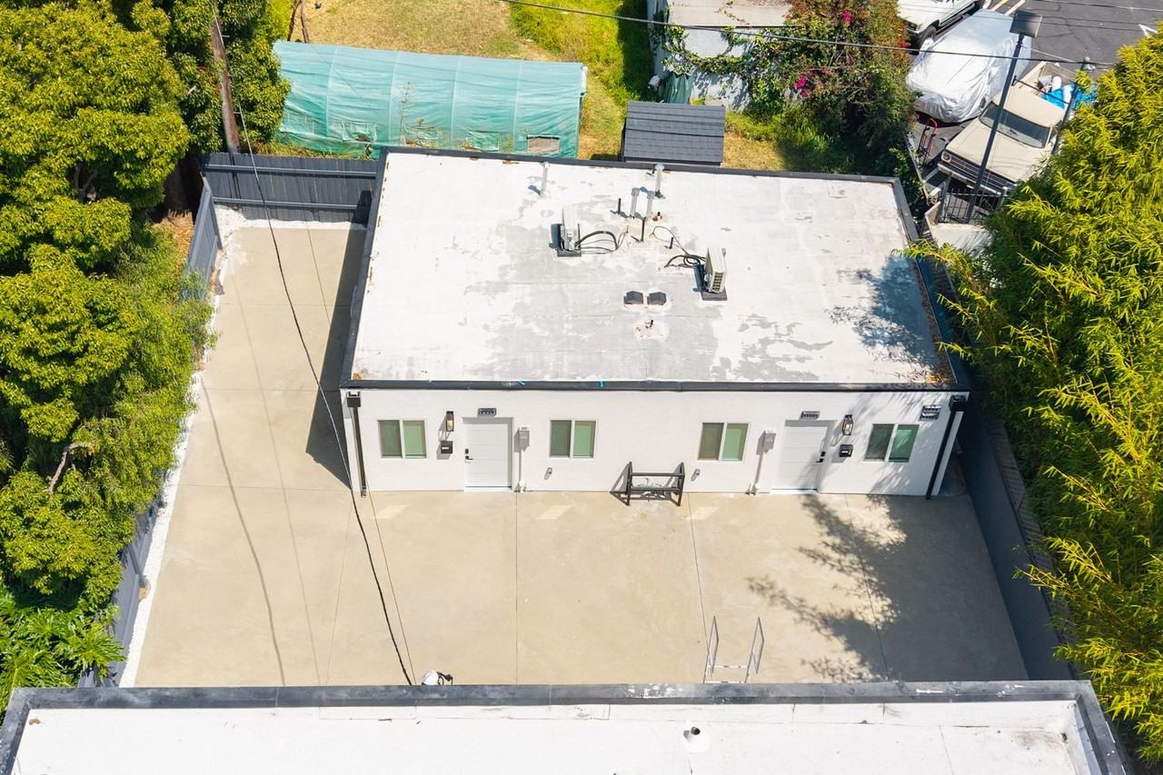 Beautifully Renovated Boutique Property in Prime Mid - Photo 4 of 6