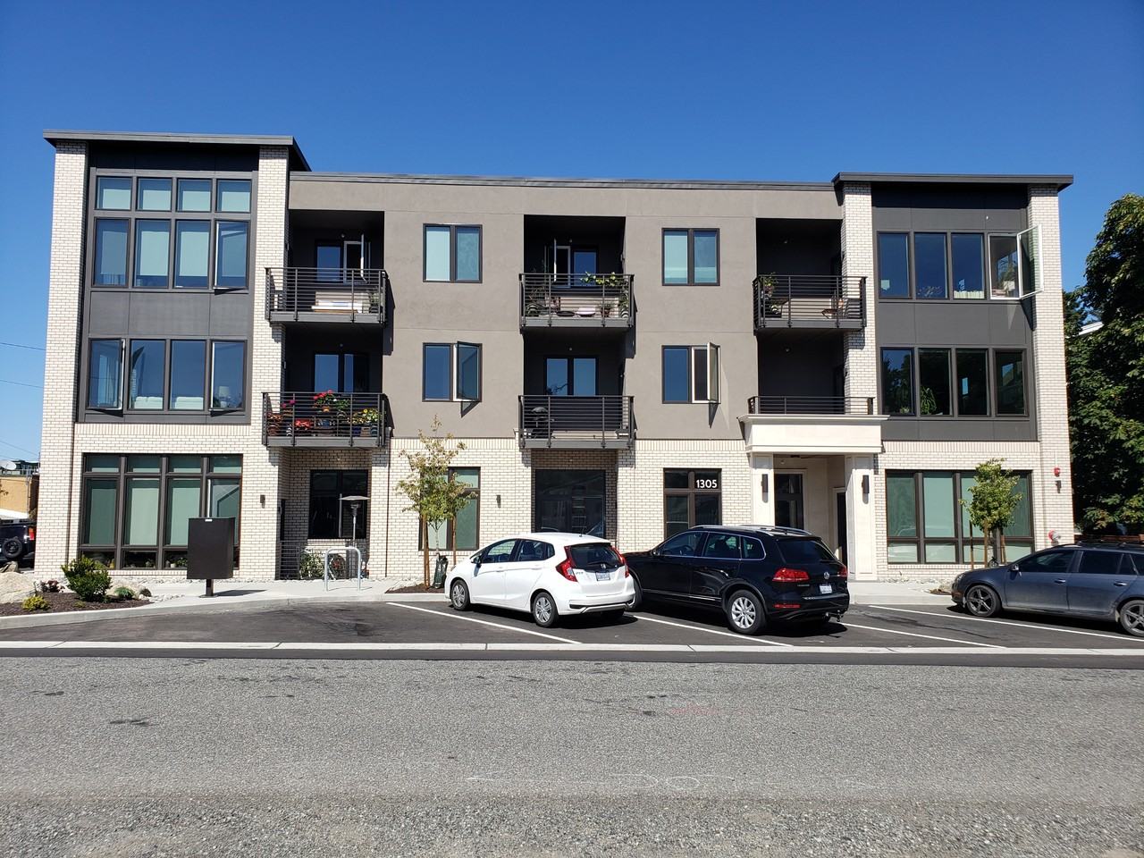 1305 Larrabee Ave #101 - Photo 4 of 14