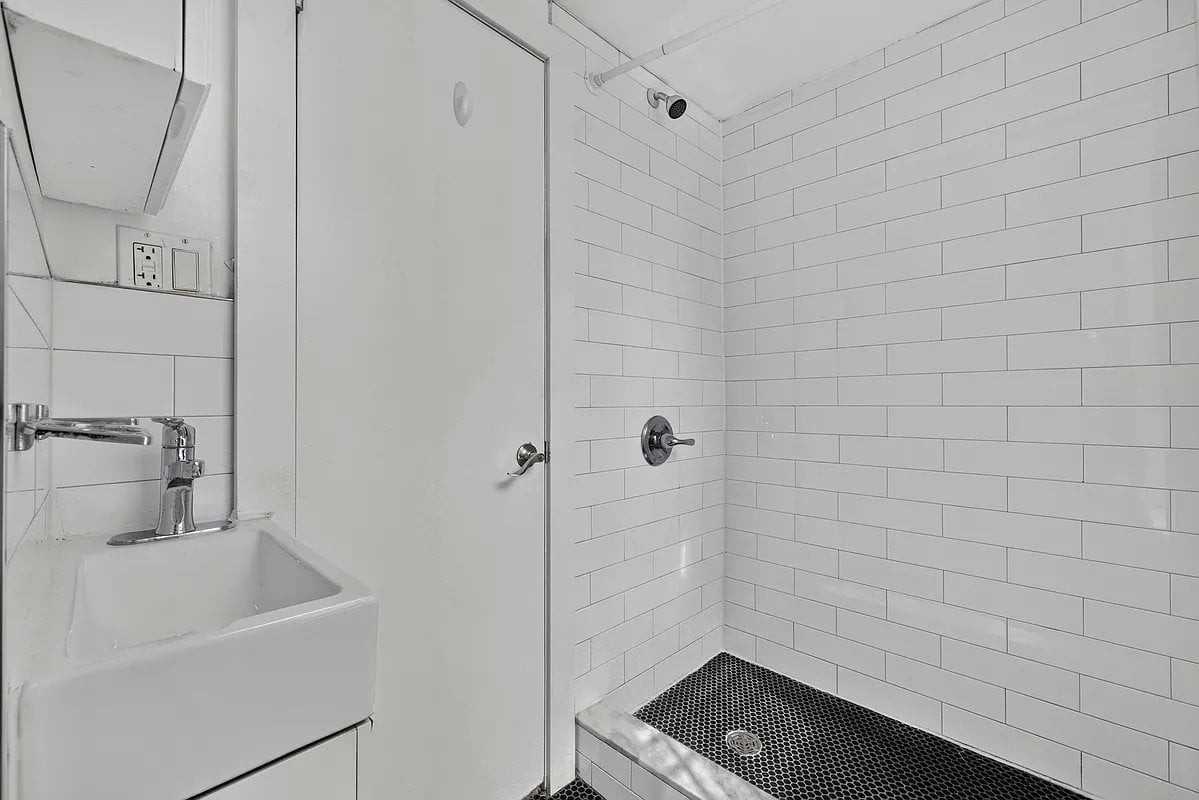 406 W 39th St #5C - Photo 7 of 8