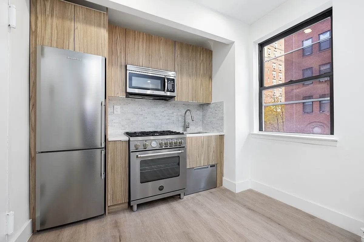 138 E 38th St #D - Photo 2 of 7