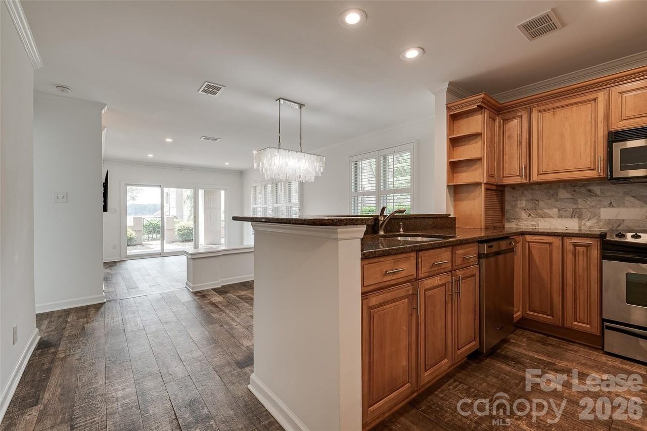 646 Portside Dr - Photo 4 of 33