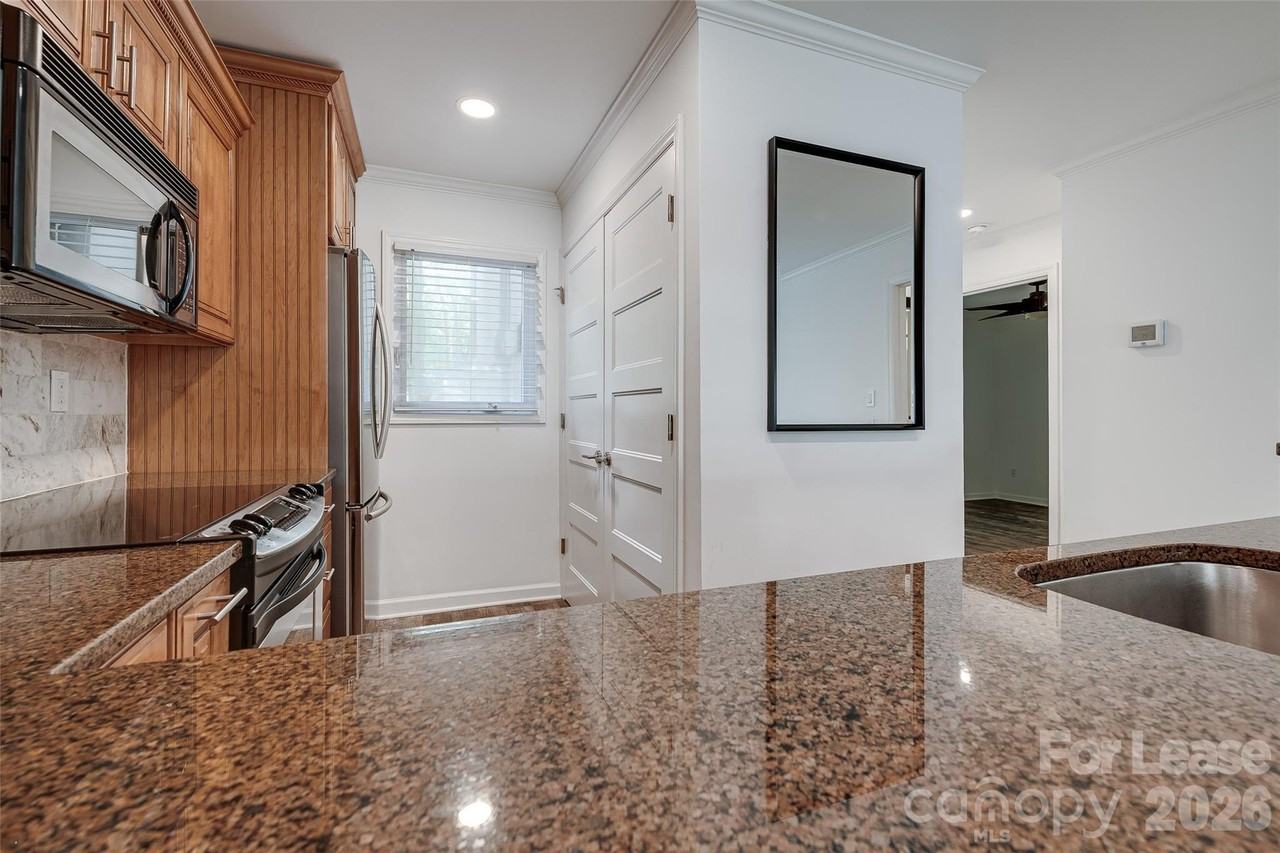 646 Portside Dr - Photo 5 of 33