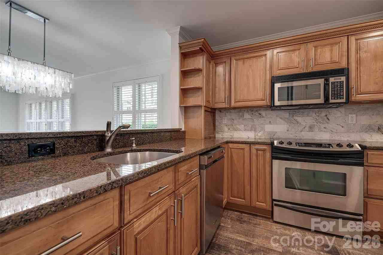 646 Portside Dr - Photo 6 of 33