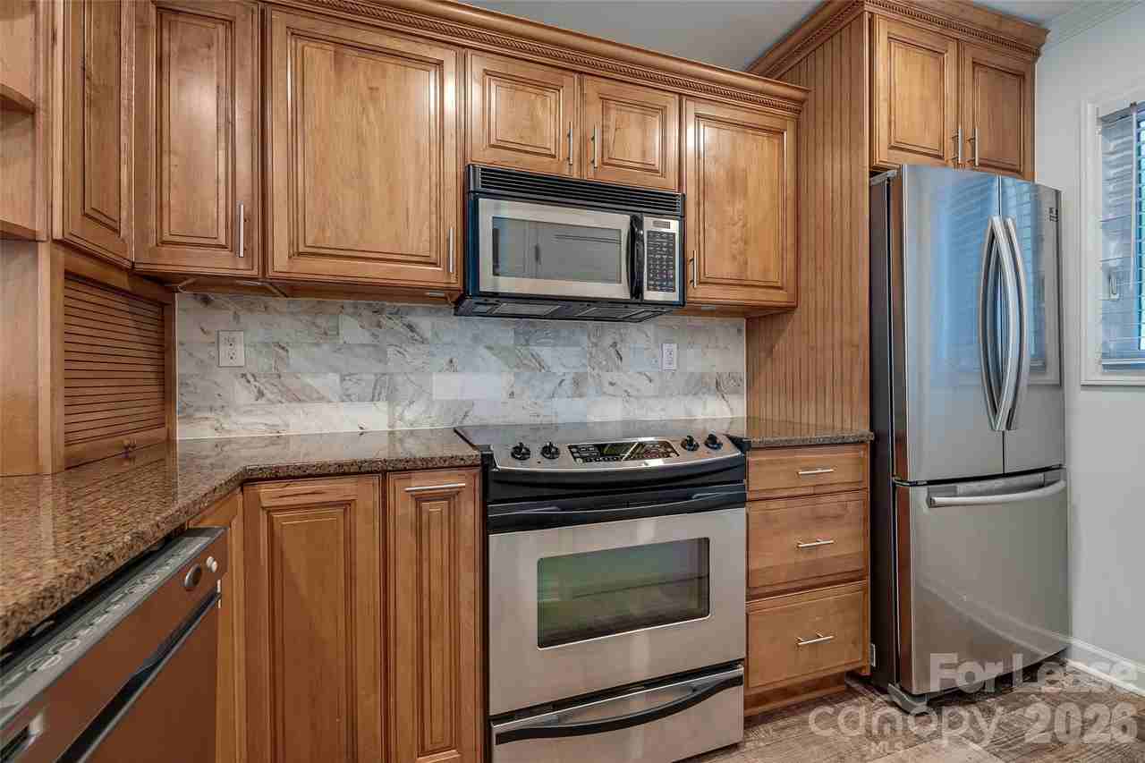 646 Portside Dr - Photo 7 of 33