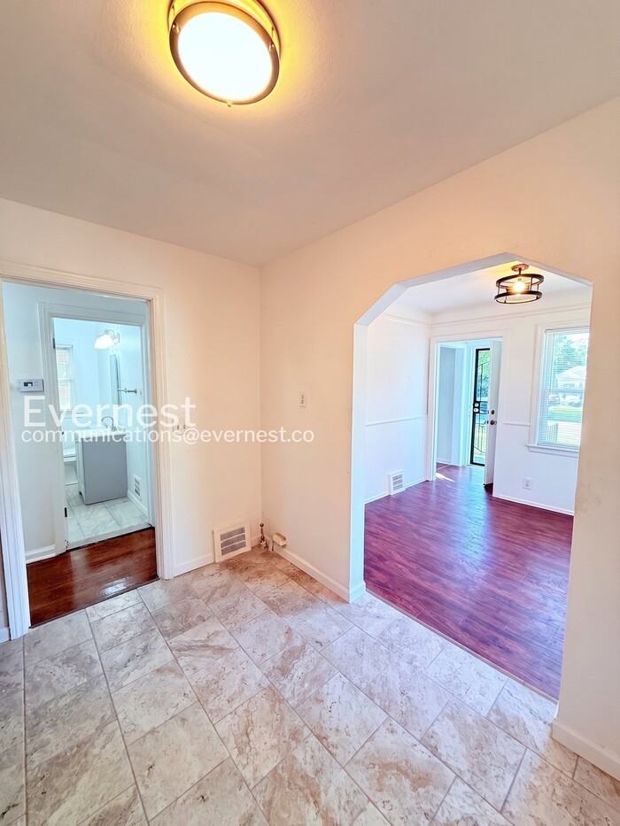 10620 Mckinney St - Photo 3 of 32