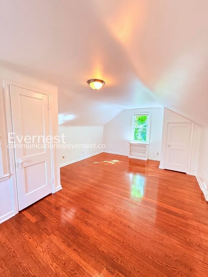 10620 Mckinney St - Photo 5 of 32