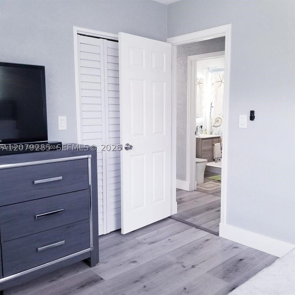 307 Sw 15th St #1 - Photo 3 of 3