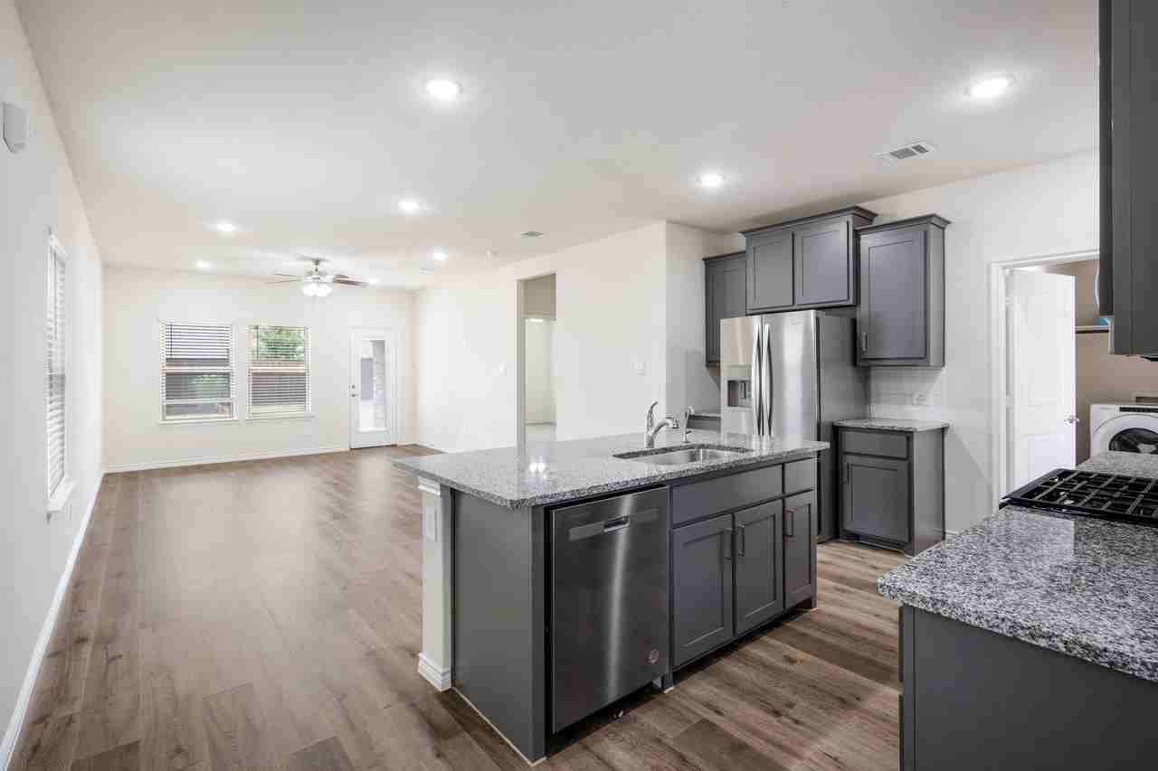 325 Willowmore Dr - Photo 4 of 30