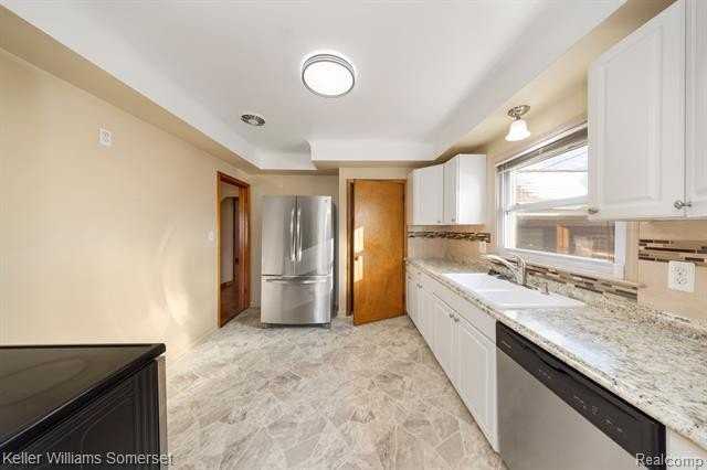 23250 Firwood Ave - Photo 7 of 25