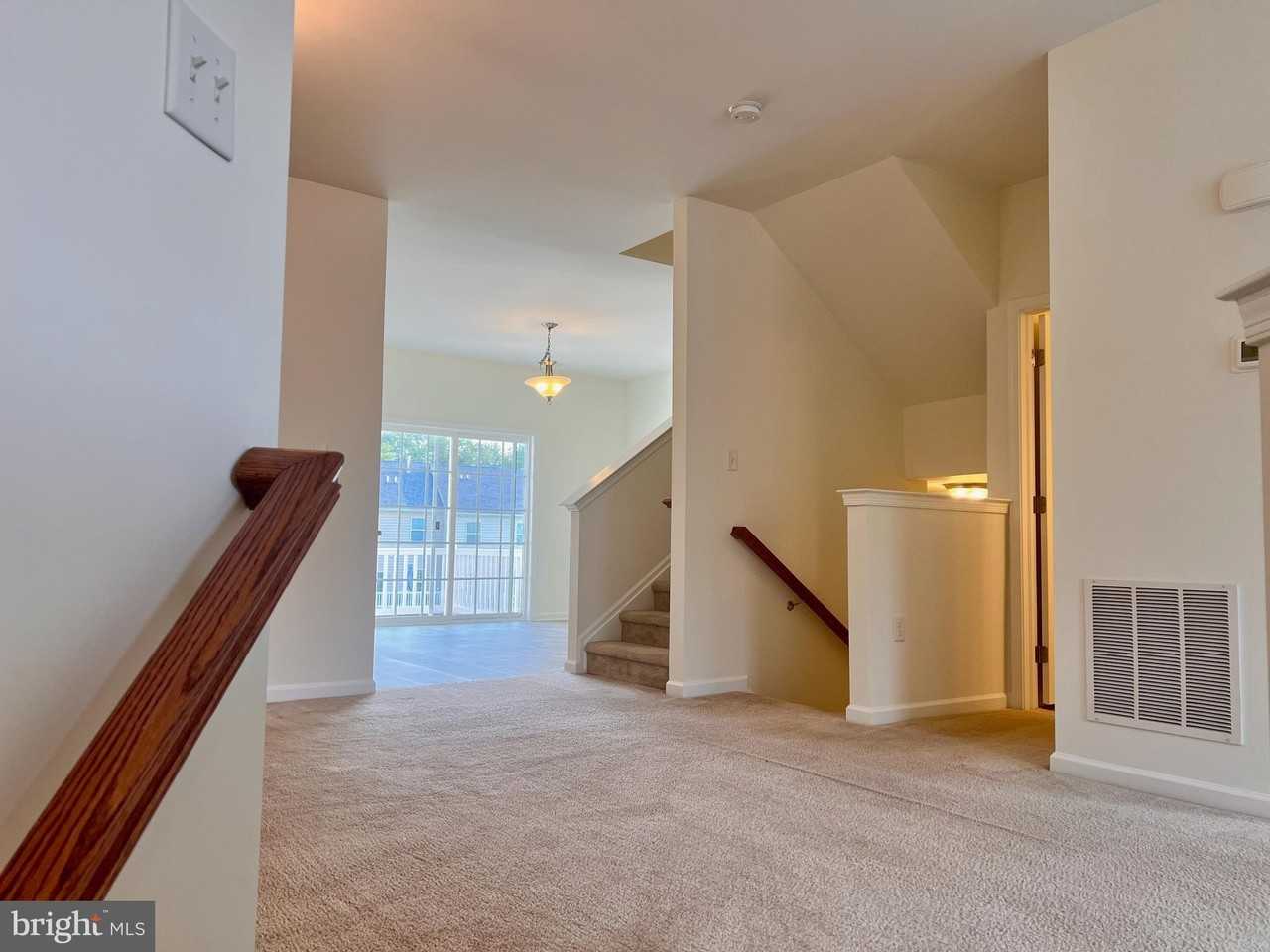 654 Jacobsen Cir - Photo 6 of 35