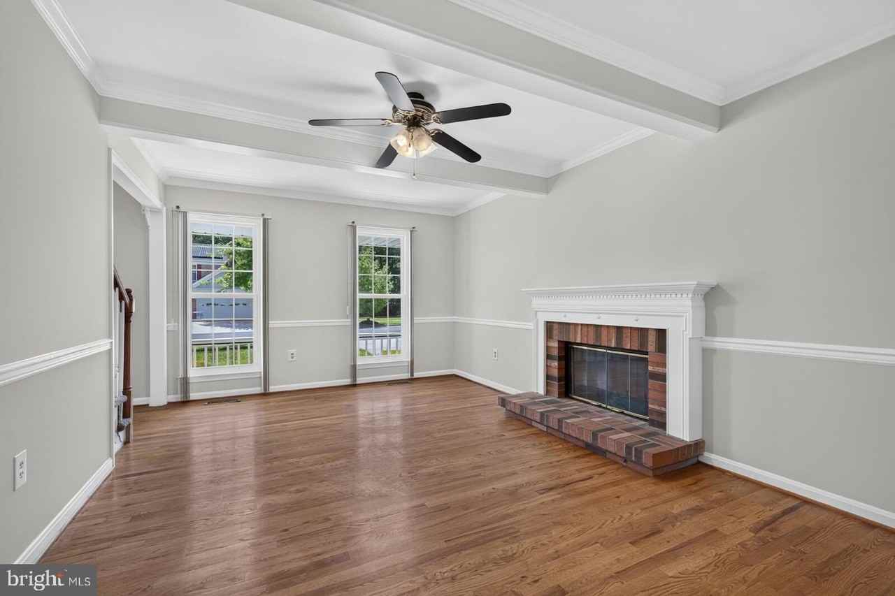 811 Chatsworth Dr - Photo 4 of 32