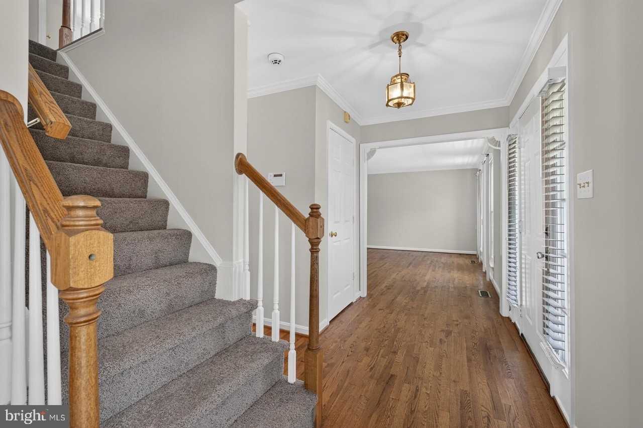 811 Chatsworth Dr - Photo 6 of 32