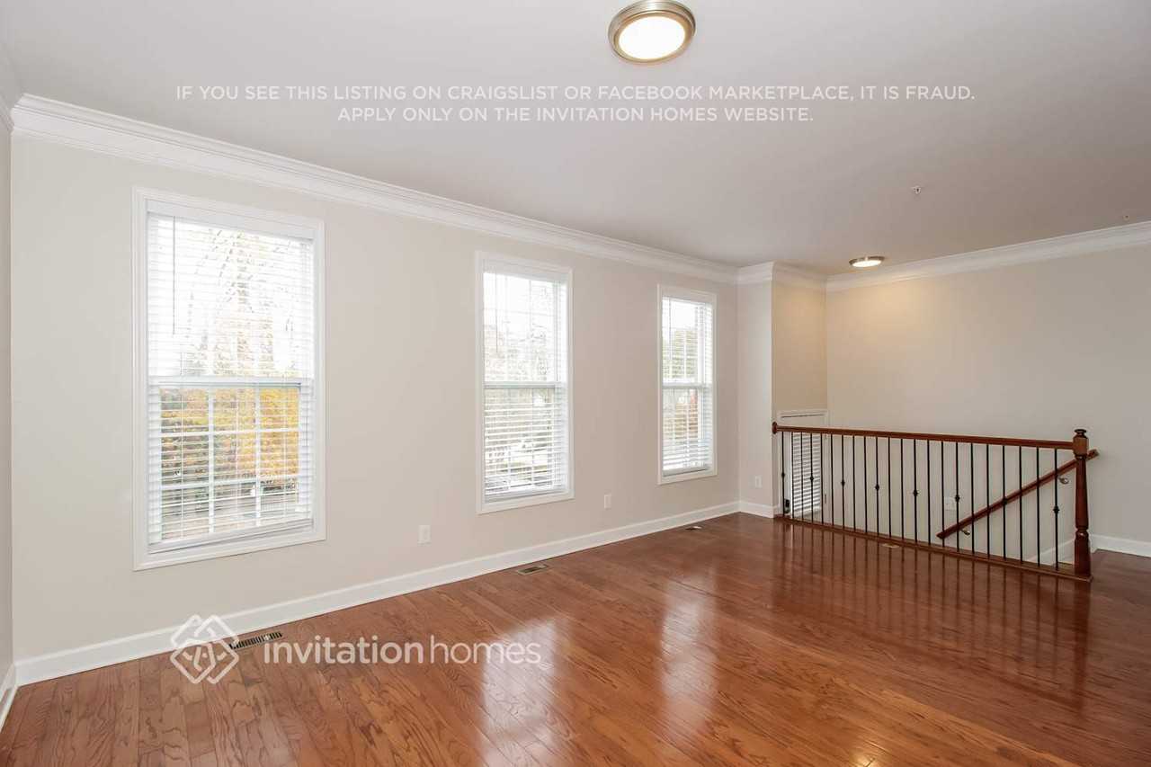 704 Surrey Park Pl Se - Photo 5 of 12
