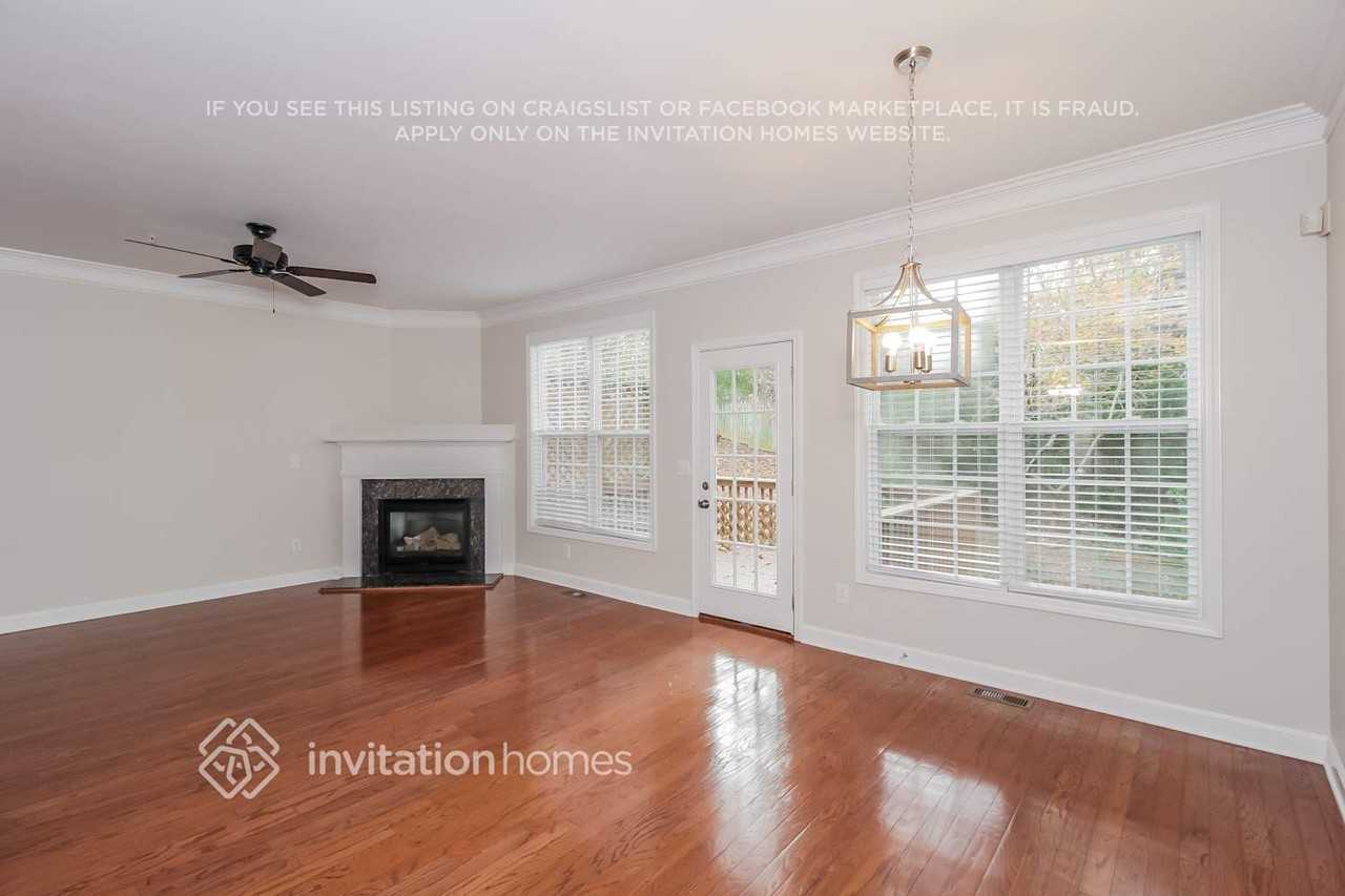 704 Surrey Park Pl Se - Photo 6 of 12