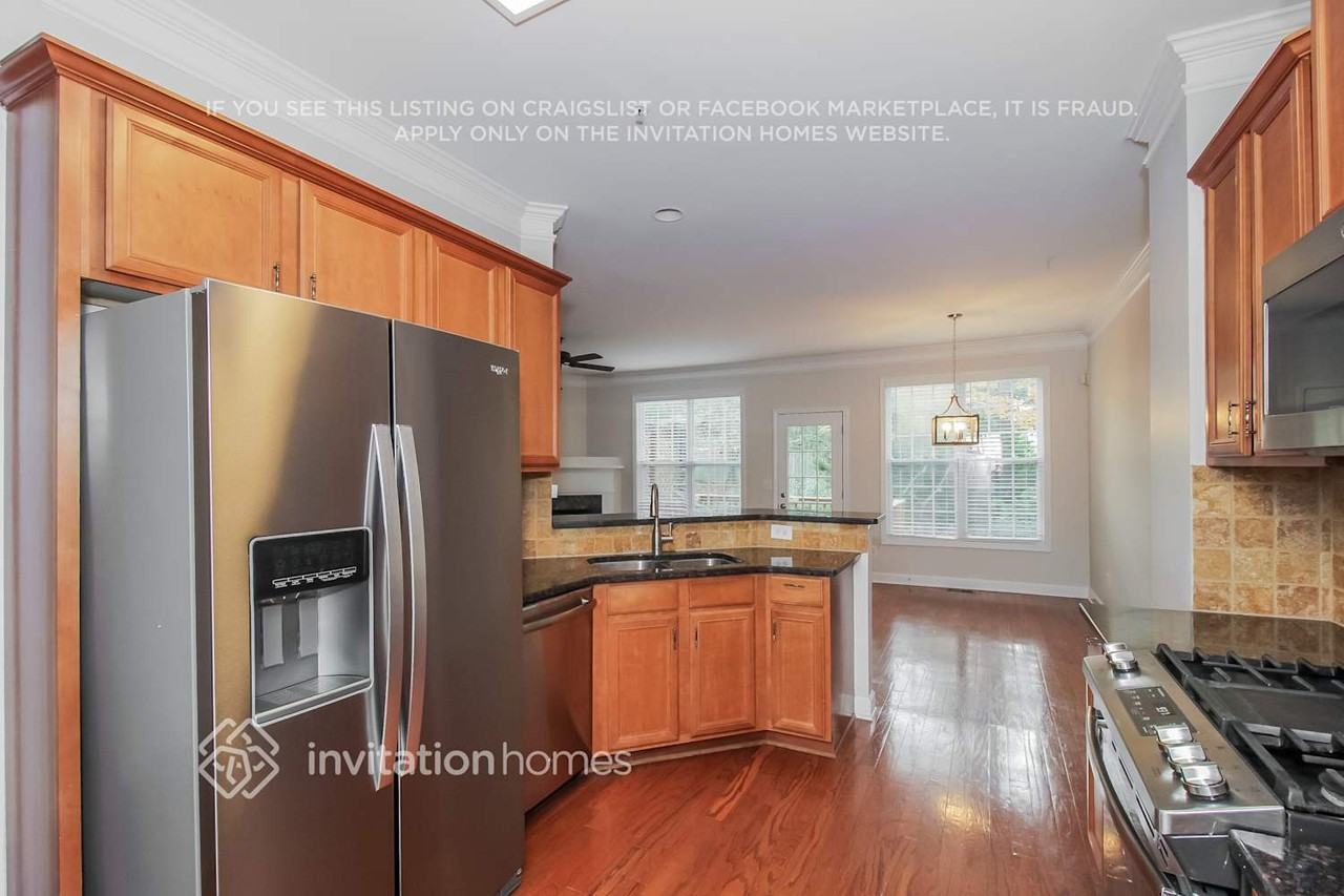 704 Surrey Park Pl Se - Photo 7 of 12