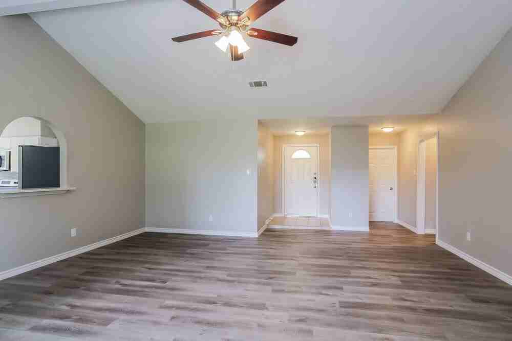 20014 Lions Gate Dr - Photo 4 of 16