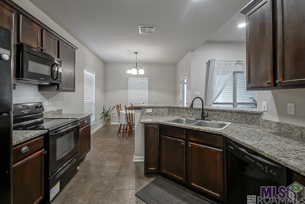 16228 Old Samuel Dr - Photo 2 of 8