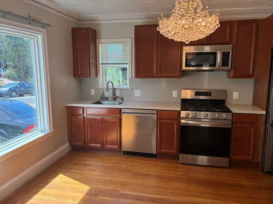 708 Calmar Ave - Photo 4 of 11