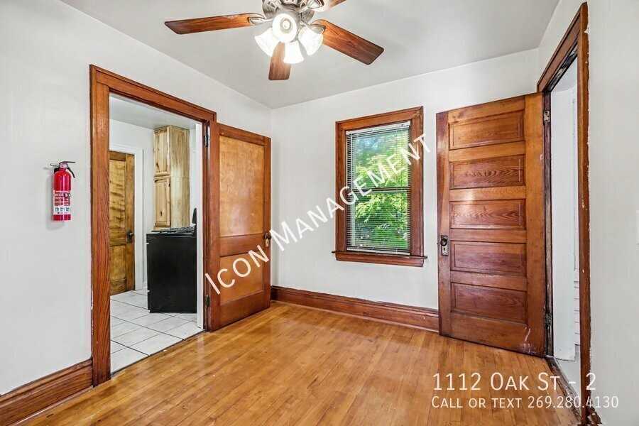 1112 Oak St #2 - Photo 6 of 16