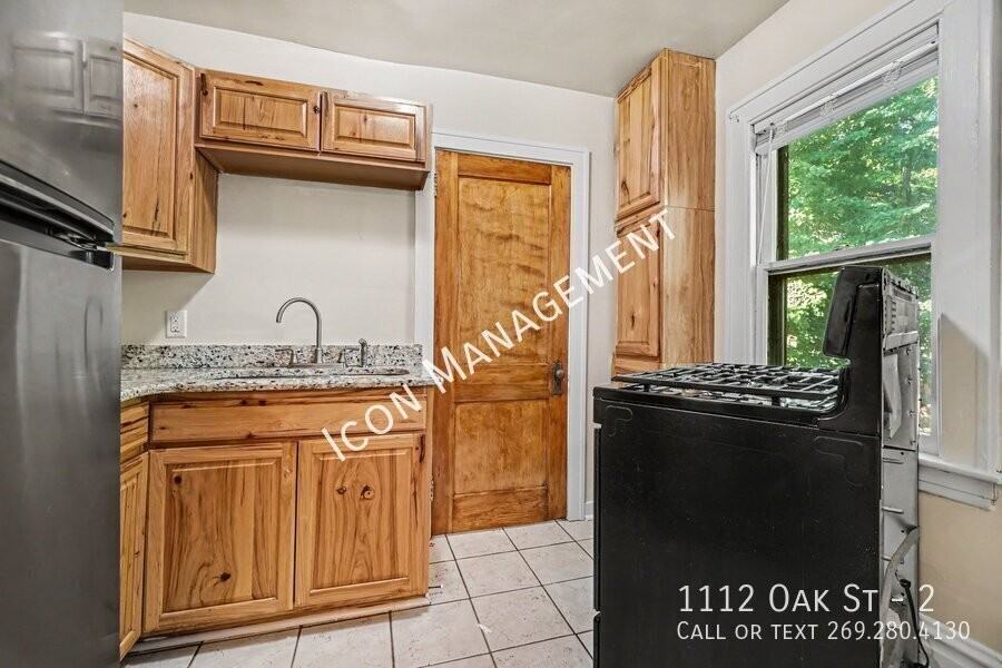 1112 Oak St #2 - Photo 7 of 16