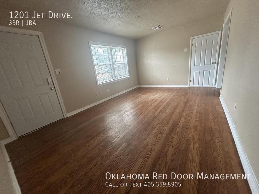1201 Jet Dr - Photo 2 of 16