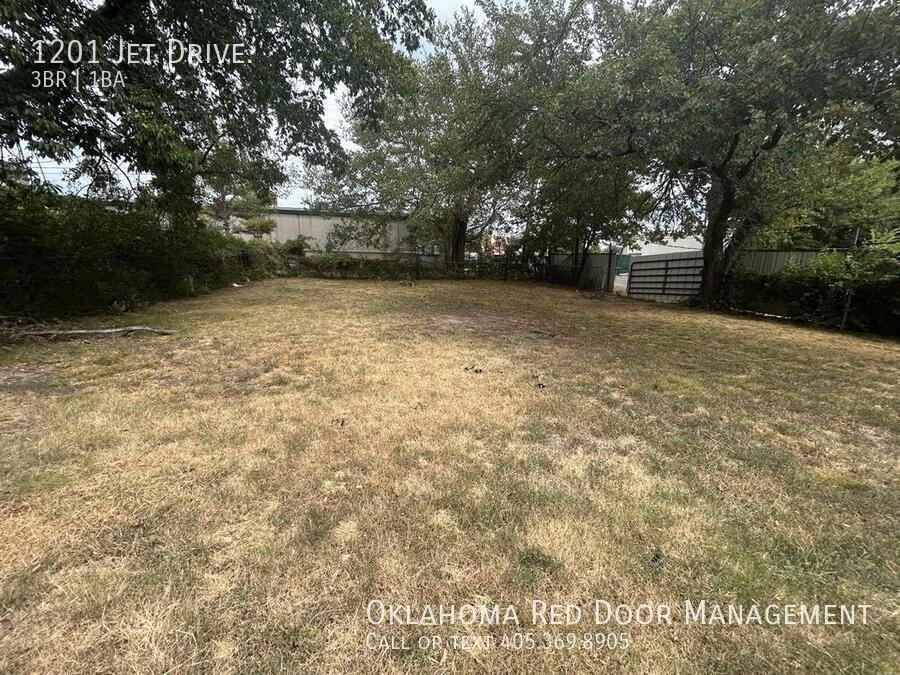 1201 Jet Dr - Photo 3 of 16