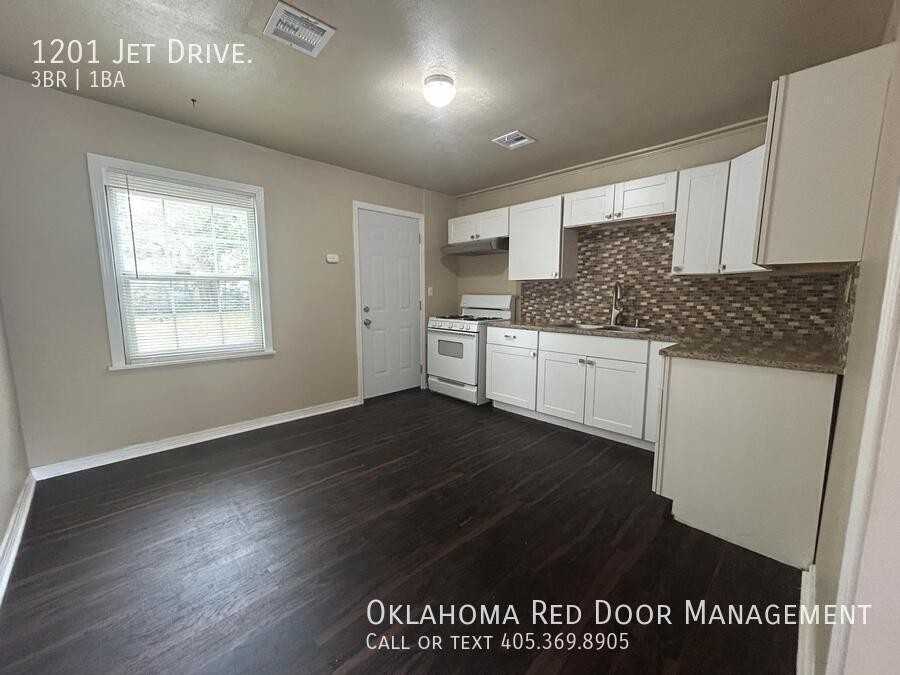 1201 Jet Dr - Photo 4 of 16
