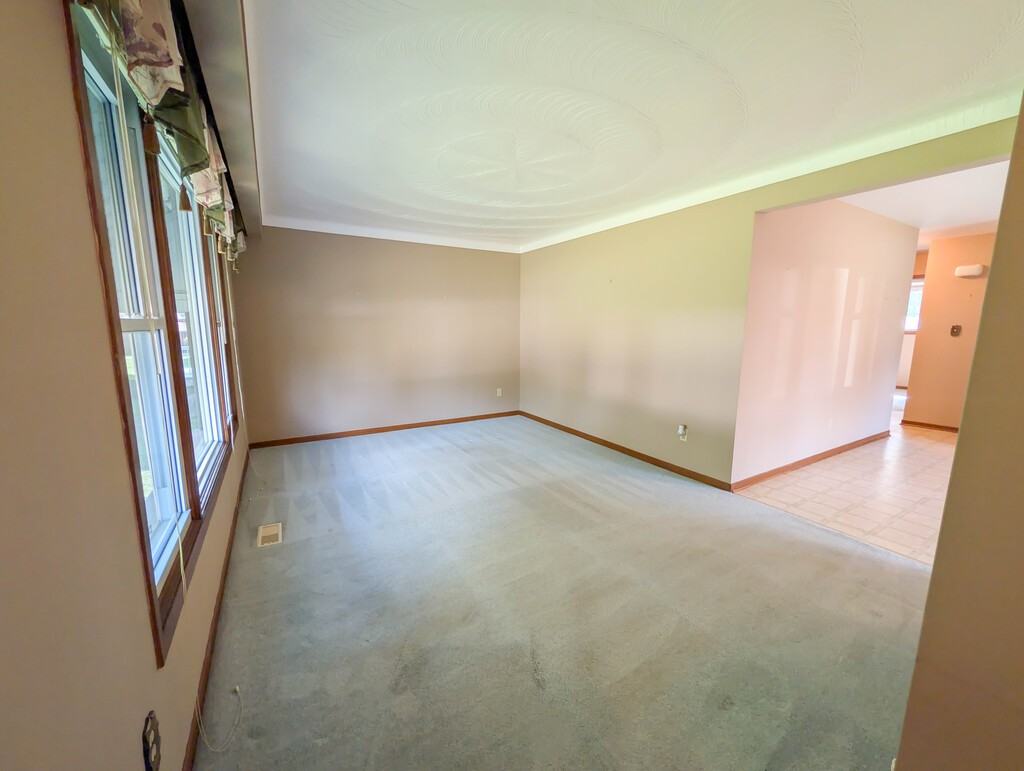 5777 Sunnylea Cres - Photo 2 of 29