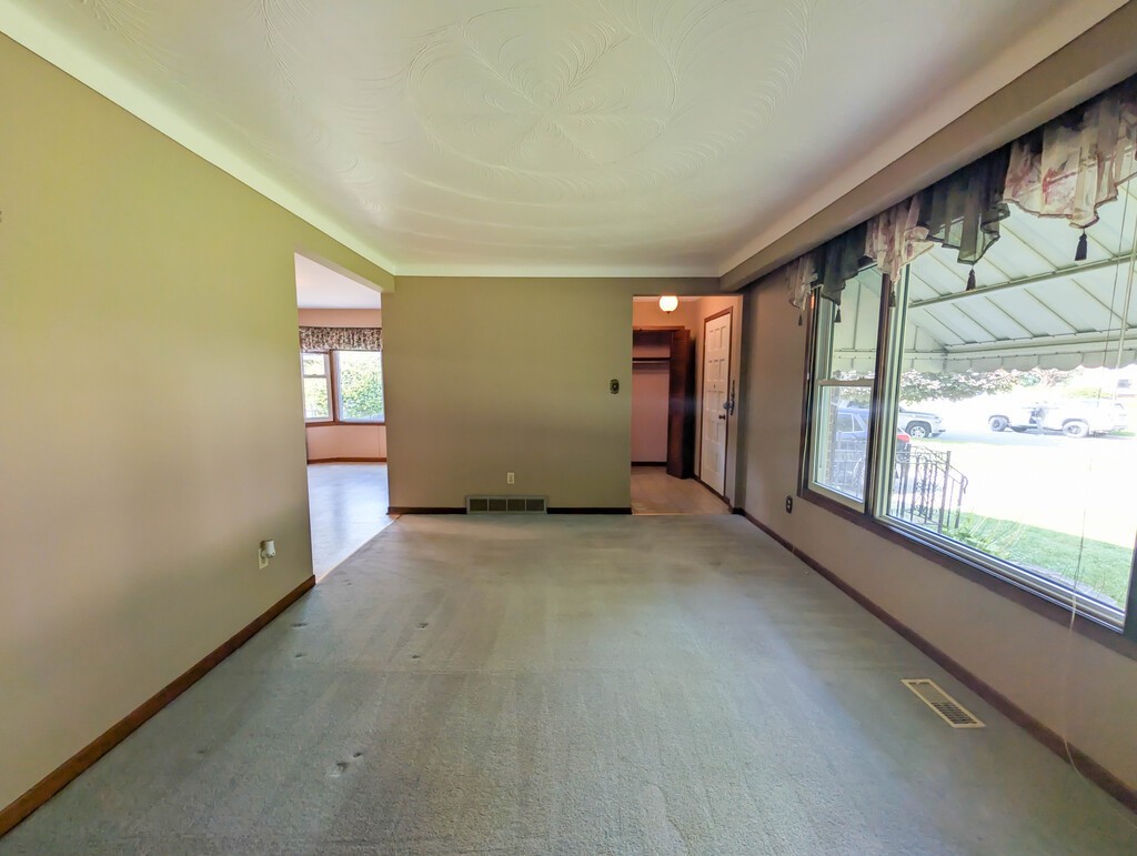 5777 Sunnylea Cres - Photo 3 of 29