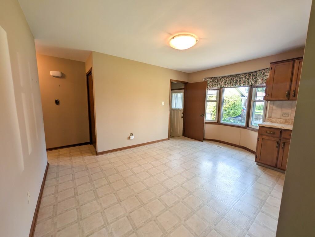 5777 Sunnylea Cres - Photo 5 of 29