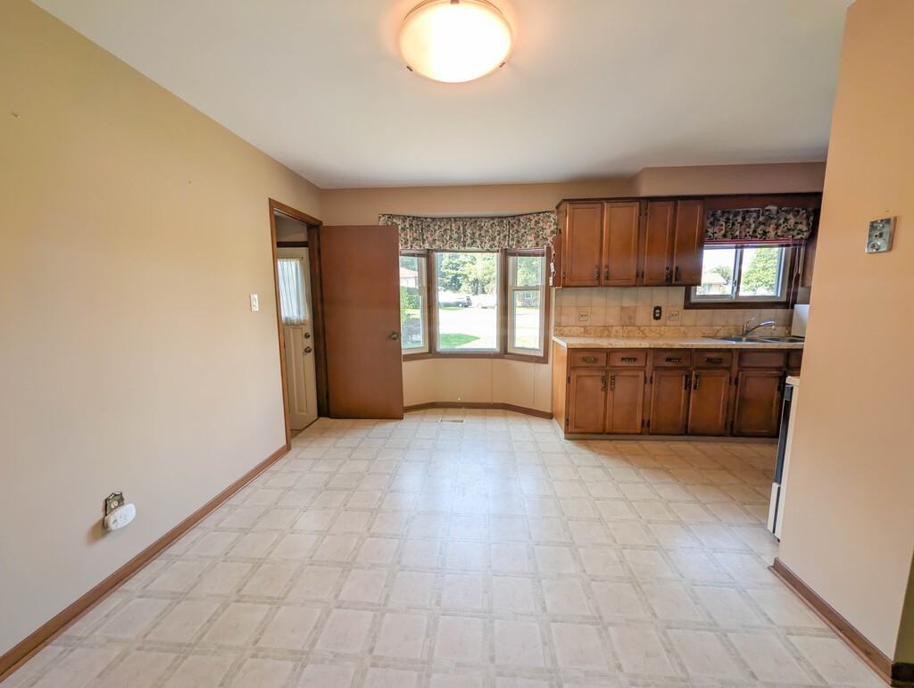 5777 Sunnylea Cres - Photo 6 of 29