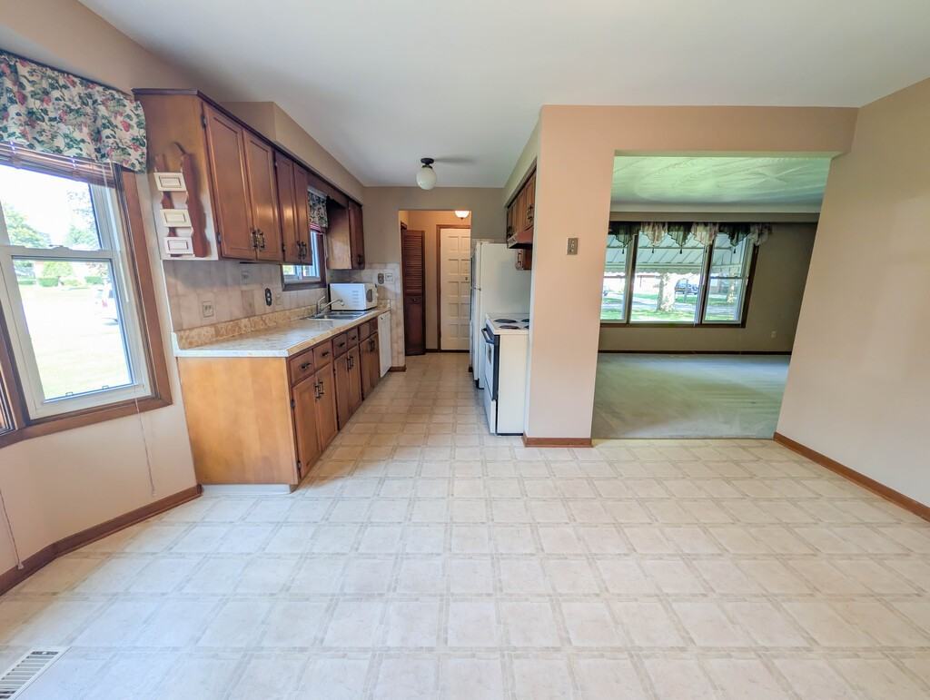 5777 Sunnylea Cres - Photo 7 of 29
