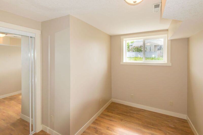 4904 19 Ave Nw - Photo 3 of 10
