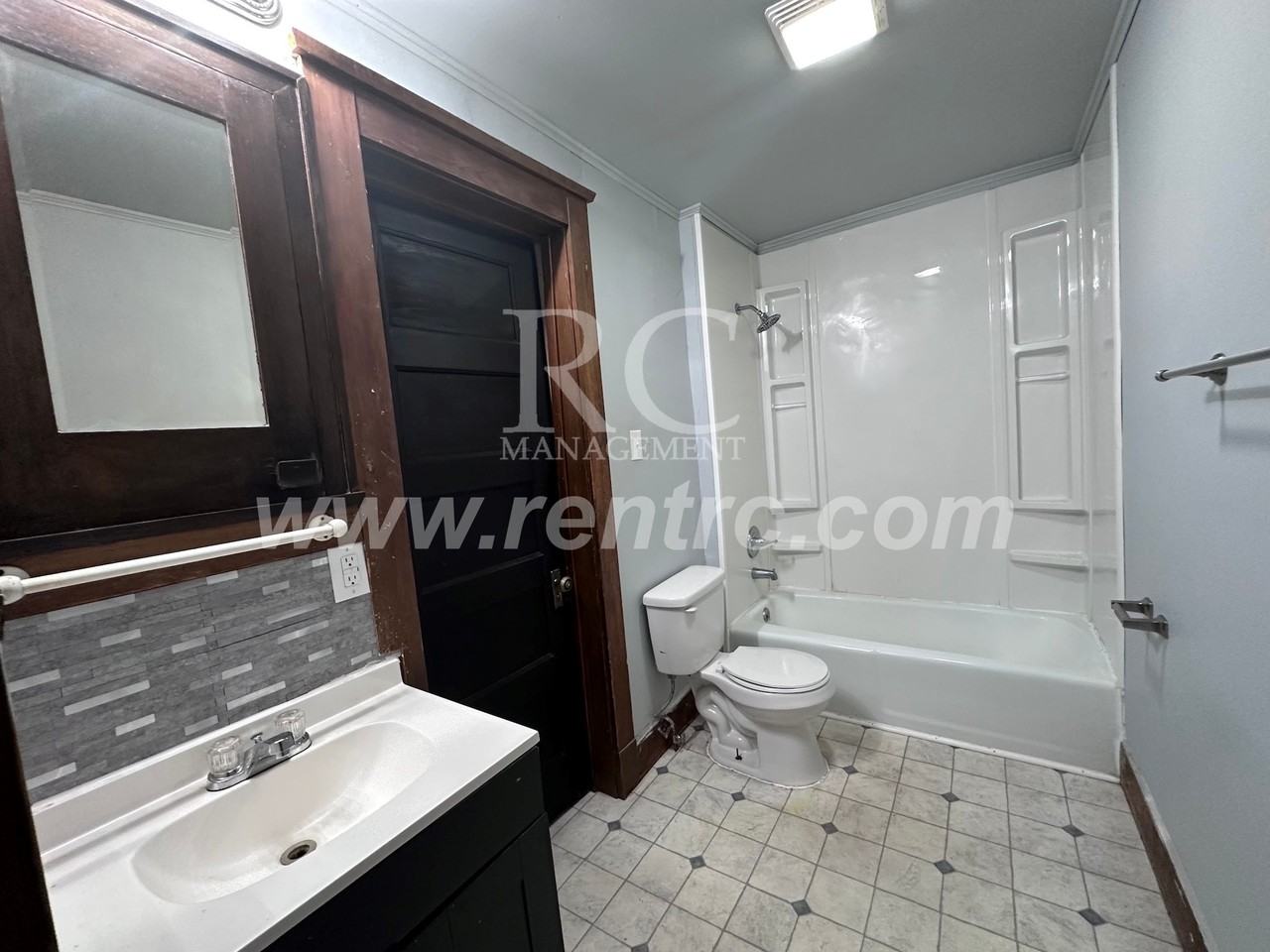 223 Kentucky Ave - Photo 4 of 24