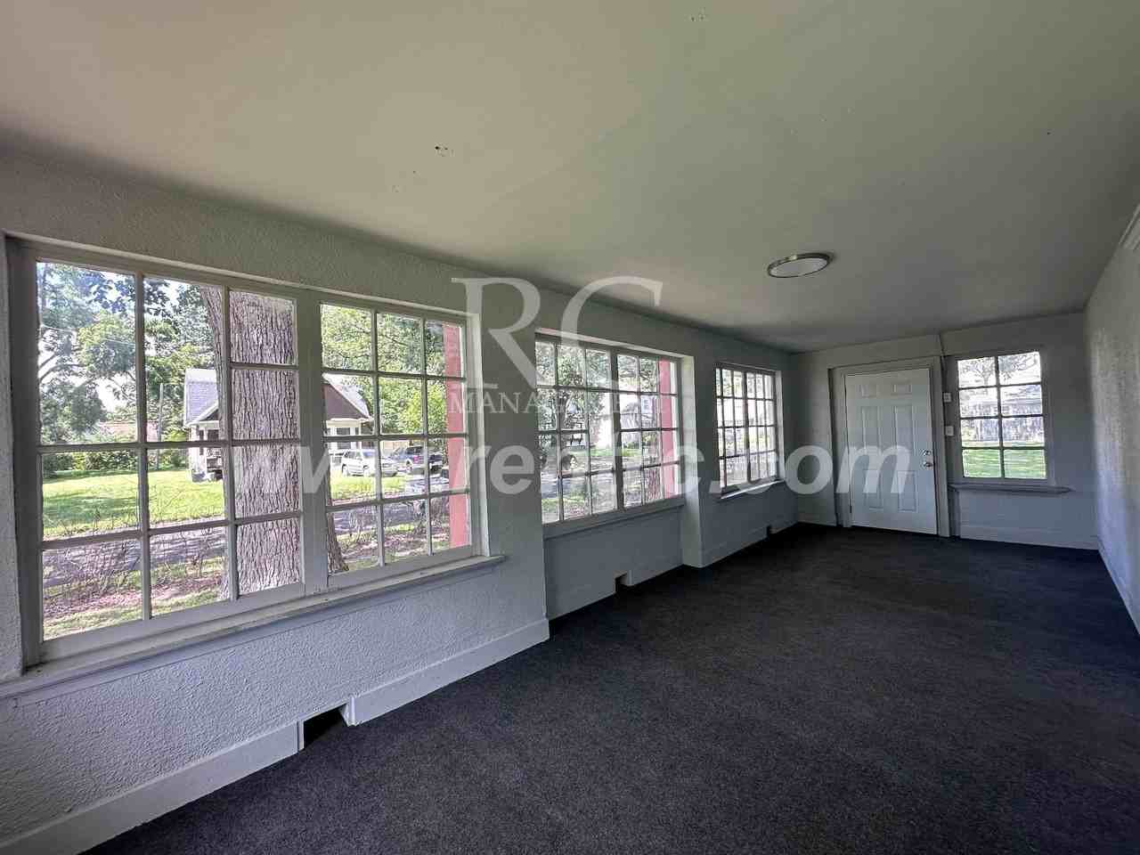 223 Kentucky Ave - Photo 7 of 24