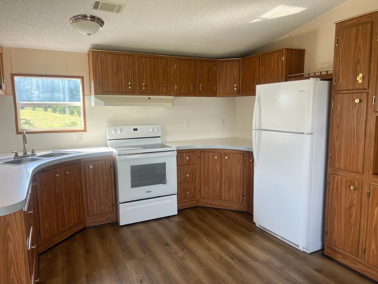101 James Way - Photo 3 of 7
