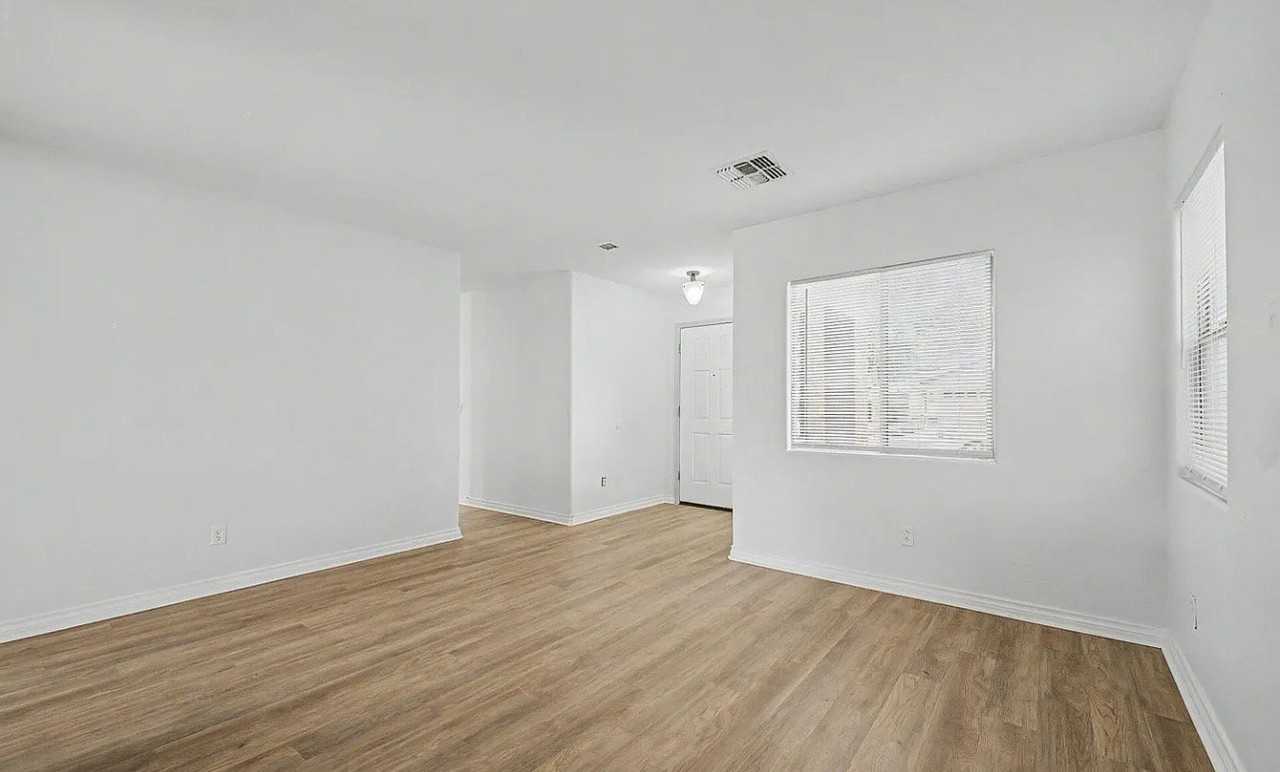 1231 W Wilson Ave - Photo 2 of 20