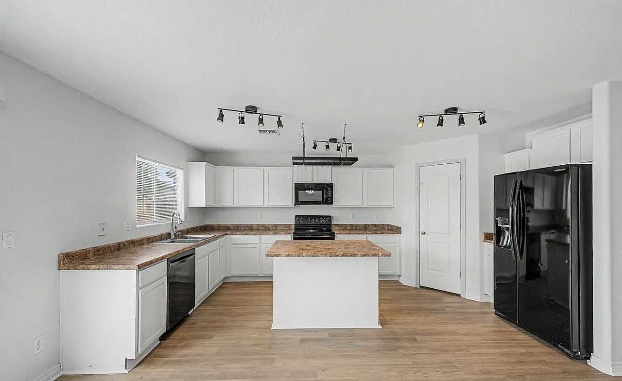 1231 W Wilson Ave - Photo 7 of 20