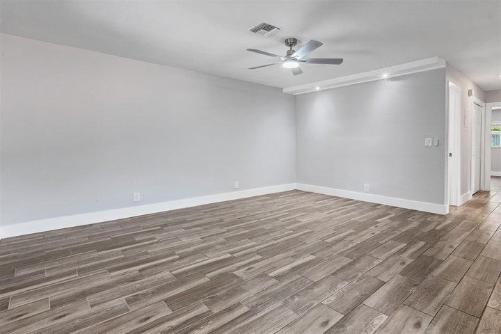 10131 Northwest 35th Street - Photo 4 of 8