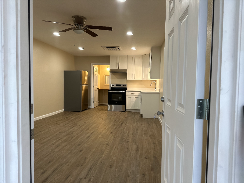 135 W Monroe St #7 - Photo 3 of 8
