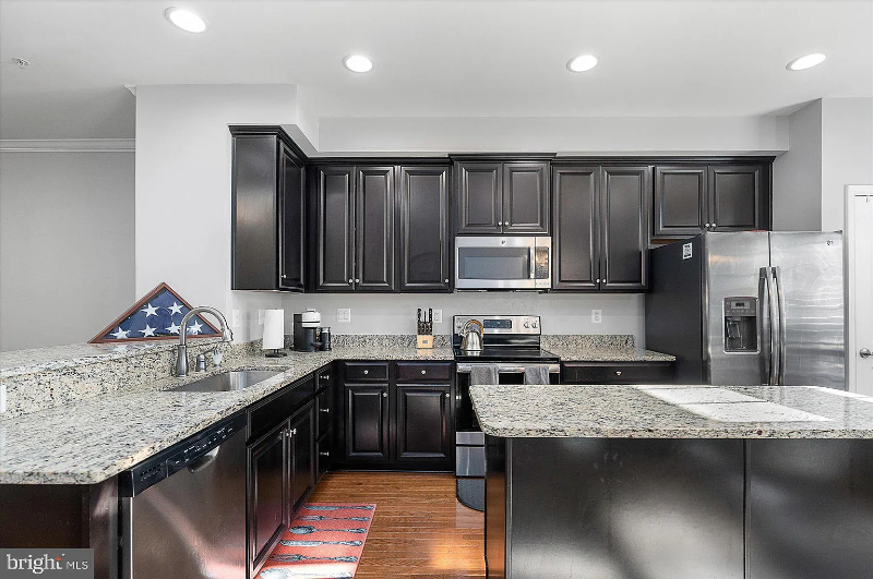 864 S Macon St - Photo 2 of 7