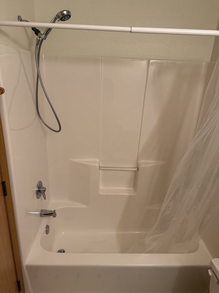 108 10th St Se #4 - Photo 2 of 6