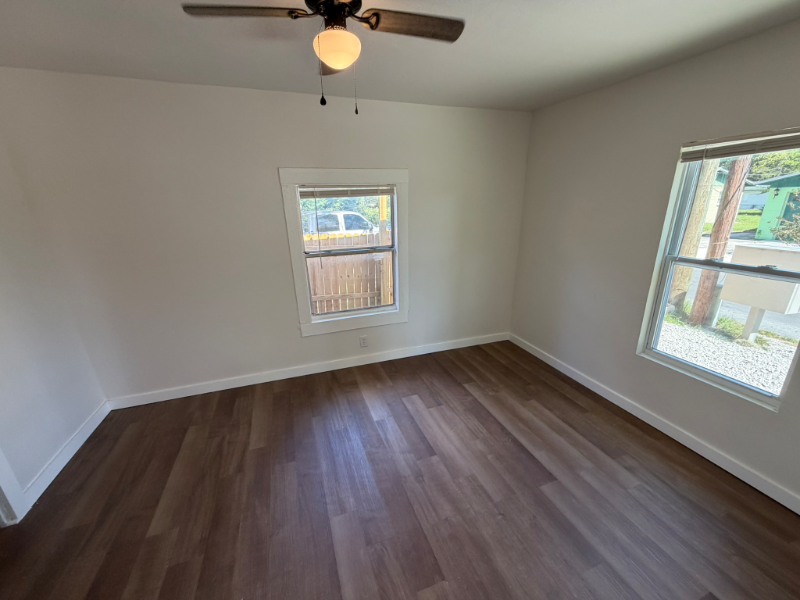 616 Se 13th Ter - Photo 5 of 9