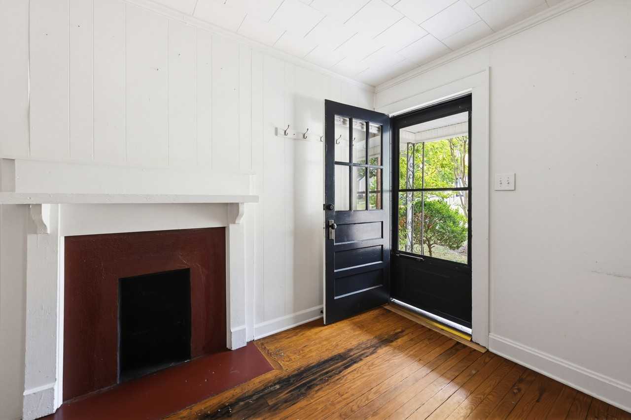 910 Iredell St - Photo 3 of 19