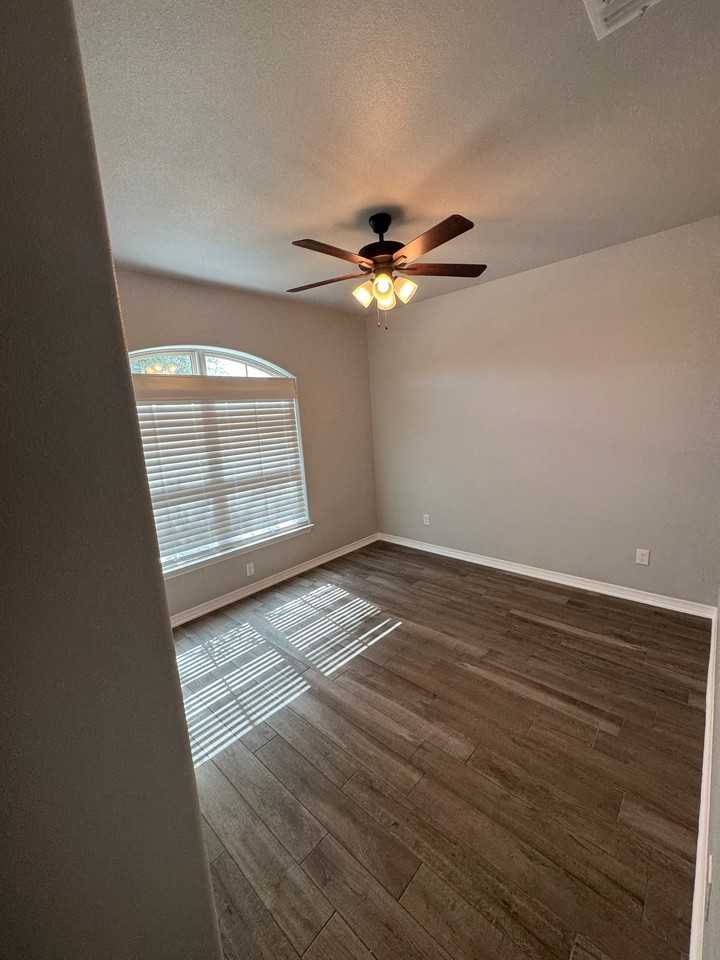 1915 Rustic Manor Dr - Photo 5 of 17